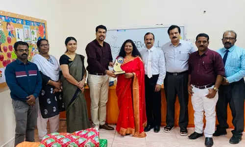 പ്രധാനാധ്യാപികയ്ക്ക് യാത്രയയപ്പ് നൽകി