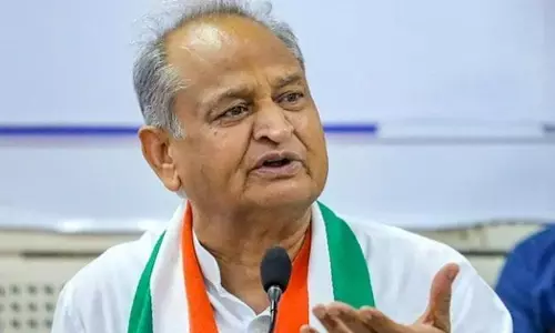 ശശി തരൂര്‍ വരേണ്യ വിഭാഗത്തില്‍പ്പെട്ടയാള്‍, പിന്തുണ ഖാര്‍ഗെയ്ക്ക്: ഗെഹ്‍ലോട്ട്