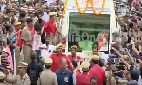 അവസാനനോക്കു കാണാന് പുഷ്പനുമെത്തി, ലാല് സലാം മുഴക്കി പ്രവര്ത്തകര്; പിറന്ന നാട്ടില് ധീരസഖാവിനെ യാത്രയാക്കാന് ജനസഞ്ചയം അവസാനനോക്കു കാണാന് പുഷ്പനുമെത്തി, ലാല് സലാം മുഴക്കി പ്രവര്ത്തകര്; പിറന്ന നാട്ടില് ധീരസഖാവിനെ യാത്രയാക്കാന് ജനസഞ്ചയം