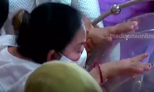 വിങ്ങിപ്പൊട്ടി തളര്ന്നുവീണ് പ്രിയസഖി; തേങ്ങലടക്കാനാകാതെ ജനം വിങ്ങിപ്പൊട്ടി തളര്ന്നുവീണ് പ്രിയസഖി; തേങ്ങലടക്കാനാകാതെ ജനം