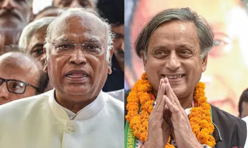 തരൂരും ഖാർഗെയും മത്സരിക്കുമ്പോൾ തരൂരും ഖാർഗെയും മത്സരിക്കുമ്പോൾ