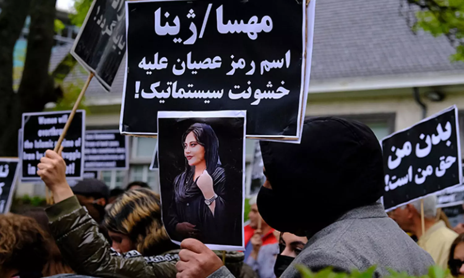 പ്രതിഷേധങ്ങളിൽ കത്തിയെരിഞ്ഞ് ഇറാൻ; കൂട്ടക്കൊല തുടർന്ന് ഭരണകൂടം