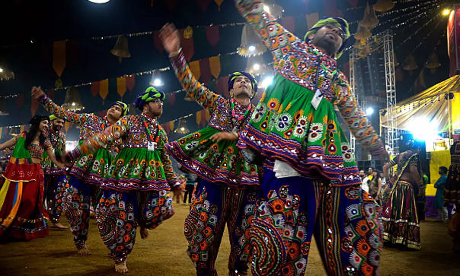 ഗർബനൃത്തത്തിനിടെ യുവാവ് കുഴഞ്ഞുവീണു മരിച്ചു; വിവരം അറിഞ്ഞെത്തിയ പിതാവിനും ദാരുണാന്ത്യം