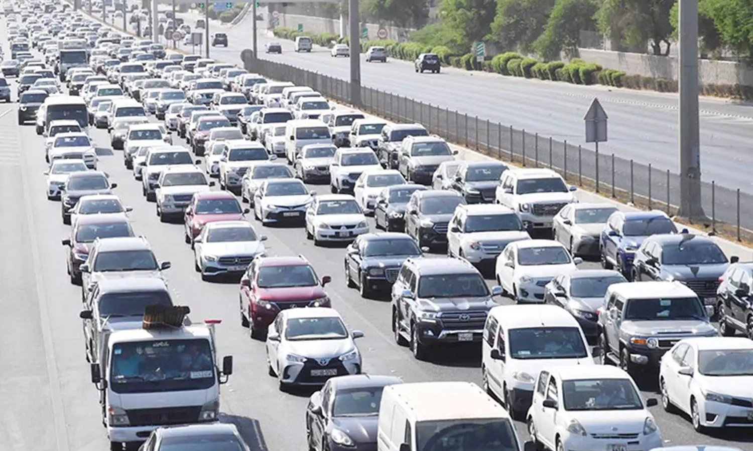 കുവൈത്ത് റോഡുകളില് വന് തിരക്ക്; വലഞ്ഞ് യാത്രക്കാർ കുവൈത്ത് റോഡുകളില് വന് തിരക്ക്; വലഞ്ഞ് യാത്രക്കാർ