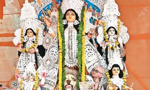 ദുർഗാപൂജയിൽ ഗാന്ധിജിയെ അസുരനാക്കി ഹിന്ദു മഹാസഭ; വിവാദമായതോടെ പ്രതിമ മാറ്റി സംഘാടകർ