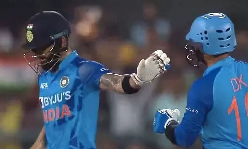 വേണ്ട, അടിച്ചു കളിച്ചോളൂ; കാർത്തികിനോട് കോഹ്ലി: കയ്യടിച്ച് ആരാധകർ വേണ്ട, അടിച്ചു കളിച്ചോളൂ; കാർത്തികിനോട് കോഹ്ലി: കയ്യടിച്ച് ആരാധകർ