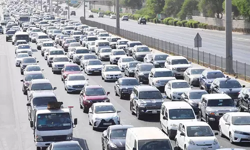 കുവൈത്ത് റോഡുകളില് വന് തിരക്ക്; വലഞ്ഞ് യാത്രക്കാർ കുവൈത്ത് റോഡുകളില് വന് തിരക്ക്; വലഞ്ഞ് യാത്രക്കാർ