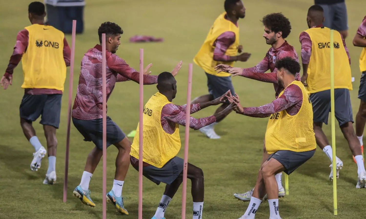 ആരാധകര്ക്ക് മുന്നില് ഖത്തര് ടീമിന്റെ പരിശീലനം ആരാധകര്ക്ക് മുന്നില് ഖത്തര് ടീമിന്റെ പരിശീലനം