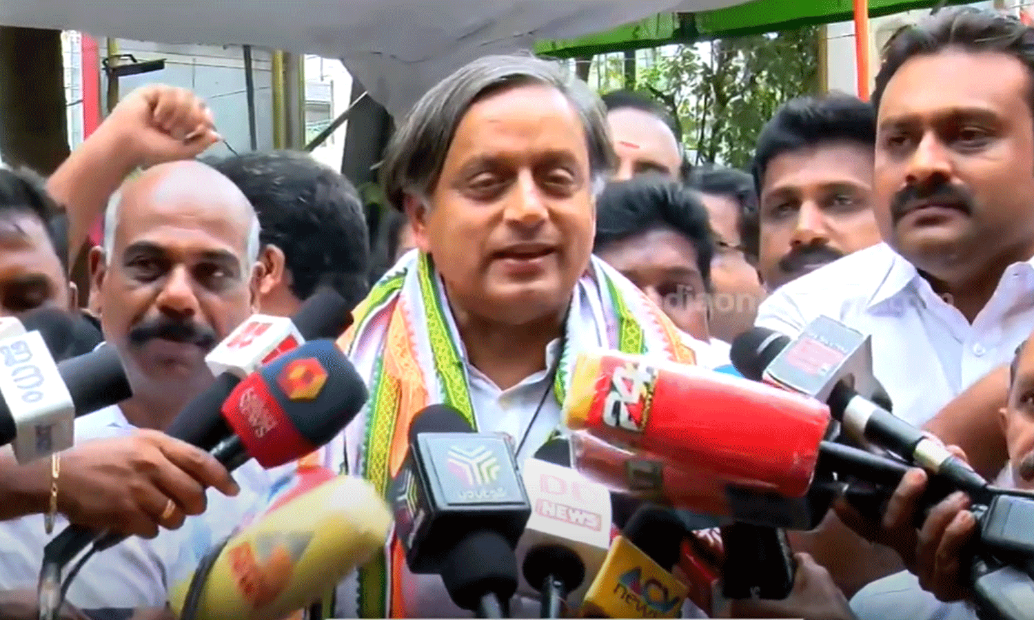 വലിയ നേതാക്കളൊന്നും എനിക്കൊപ്പം കാണില്ല, അവർക്ക് വിവേചനമുണ്ട്: ശശി തരൂർ