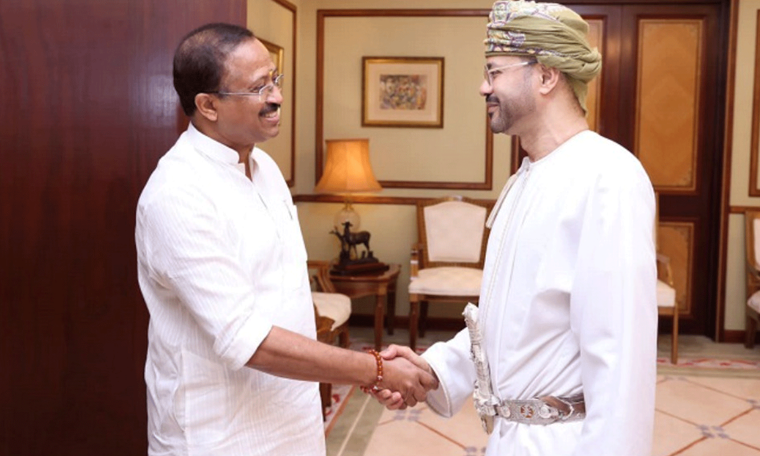 ഒമാൻ വിദേശകാര്യമന്ത്രി സയ്യിദ് ബദർ ഹമദ് അൽ ബുസൈദിയുമായി കൂടിക്കാഴ്ച നടത്തി വി.മുരളീധരൻ ഒമാൻ വിദേശകാര്യമന്ത്രി സയ്യിദ് ബദർ ഹമദ് അൽ ബുസൈദിയുമായി കൂടിക്കാഴ്ച നടത്തി വി.മുരളീധരൻ