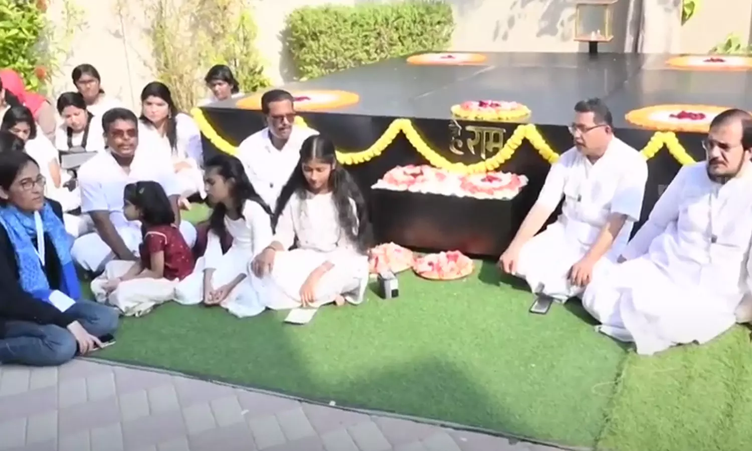 രാജ്ഘട്ടിന്റെ പുനരാവിഷ്കാരം നടത്തി ഷാർജയിൽ ഗാന്ധി ജയന്തിദിനാചരണം രാജ്ഘട്ടിന്റെ പുനരാവിഷ്കാരം നടത്തി ഷാർജയിൽ ഗാന്ധി ജയന്തിദിനാചരണം