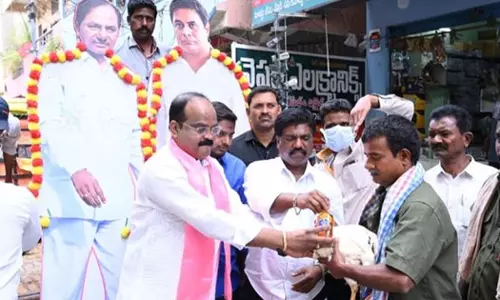 ദേശീയ പാർട്ടി പ്രഖ്യാപനം; അണികൾക്ക് കോഴിയും മദ്യവും വിതരണം ചെയ്ത് ടി.ആർ.എസ് നേതാവ്, വീഡിയോ