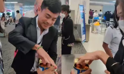 ഇതാണ് മധുരപ്രതികാരം: ഗുലാബ് ജാമൂന്‍  കൊണ്ടുപോകാൻ വിസമ്മതിച്ച  എയര്‍പോര്‍ട്ട് ജീവനക്കാര്‍ക്ക് മധുരം പങ്കിട്ട് ഇന്ത്യക്കാരന്‍