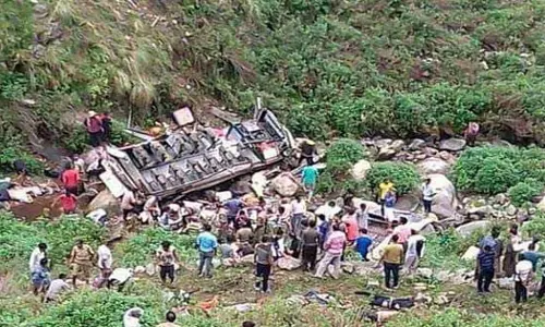 ഉത്തരാഖണ്ഡിൽ 50 പേരുമായി പോയ ബസ് കൊക്കയിലേക്ക് മറിഞ്ഞു