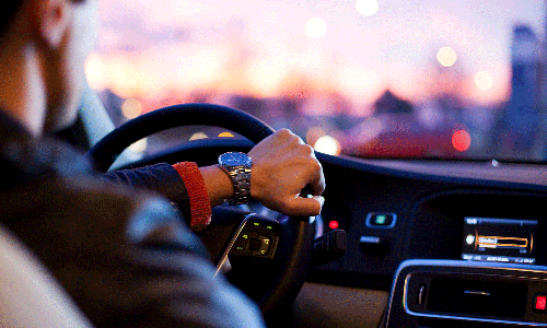 അപകടകരമായ ഓവർടേക്കിങ്ങും പൊടുന്നനെയുള്ള ട്രാക്ക് മാറ്റവും പാടില്ല: കർശന നിർദേശവുമായി അബൂദബി പൊലീസ്‌