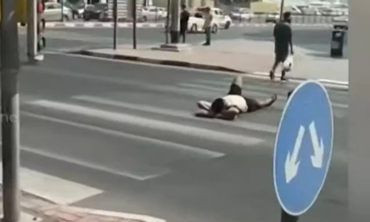 തലയണിയിട്ട് ദുബൈ റോഡിൽ സുഖശയനം; പ്രവാസി യുവാവ് പൊലീസിന്റെ പിടിയിൽ തലയണിയിട്ട് ദുബൈ റോഡിൽ സുഖശയനം; പ്രവാസി യുവാവ് പൊലീസിന്റെ പിടിയിൽ