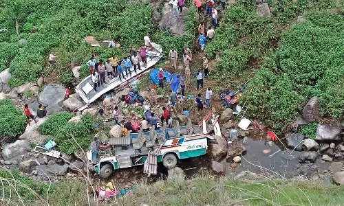 ബസ് മലയിടുക്കിലേക്ക് മറിഞ്ഞ് 25 പേർ മരിച്ചു