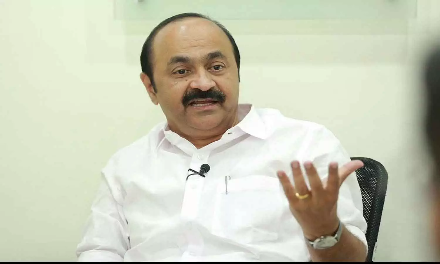 ടൂറിസ്റ്റ് ബസുകളുടെ ഫിറ്റ്‌നെസ് സംബന്ധിച്ച് കർശന പരിശോധനകൾ നടത്തണം: പ്രതിപക്ഷനേതാവ്