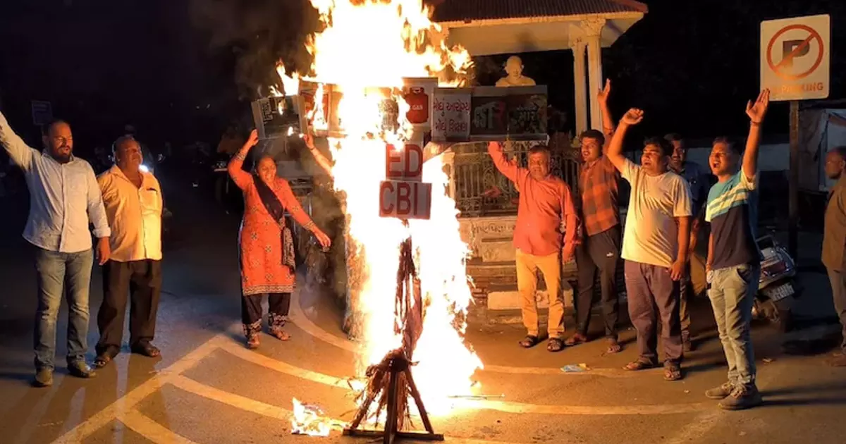 ദസറക്കിടെ രാവണന് പകരം ഇ.ഡി - സി.ബി.ഐ കോലം കത്തിച്ച് പ്രതിഷേധം ദസറക്കിടെ രാവണന് പകരം ഇ.ഡി - സി.ബി.ഐ കോലം കത്തിച്ച് പ്രതിഷേധം