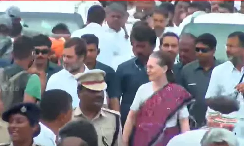 അണികള്‍ക്ക് ആവേശം പകര്‍ന്ന് സോണിയ;   കര്‍ണാടകയില്‍ ഭാരത് ജോഡോ യാത്രയിൽ പങ്കാളിയായി