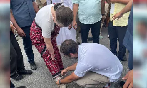 അമ്മ: ഭാരത് ജോഡോ യാത്രക്കിടെ സോണിയയുടെ ഷൂ ലെയ്‍സ് കെട്ടിക്കൊടുത്ത് രാഹുൽ; ചിത്രം പങ്കുവെച്ച് കോൺഗ്രസ്