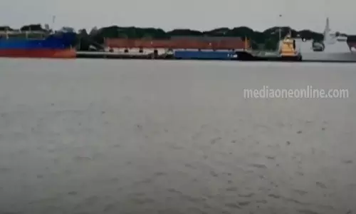 കൊച്ചിയിൽ വൻ ലഹരിമരുന്ന് വേട്ട: 200 കിലോയുടെ ലഹരിമരുന്നുമായി ഇറാനിയൻ ഉരു പിടികൂടി