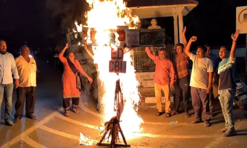 ദസറക്കിടെ രാവണന് പകരം ഇ.ഡി - സി.ബി.ഐ കോലം കത്തിച്ച് പ്രതിഷേധം