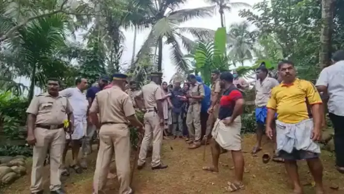 കോഴിക്കോട്-പാലക്കാട് ഗ്രീൻഫീൽഡ് പാത: ഭൂമി ഏറ്റെടുക്കൽ സർവേക്കെതിരെ അരീക്കോട് പ്രതിഷേധം ശക്തം കോഴിക്കോട്-പാലക്കാട് ഗ്രീൻഫീൽഡ് പാത: ഭൂമി ഏറ്റെടുക്കൽ സർവേക്കെതിരെ അരീക്കോട് പ്രതിഷേധം ശക്തം