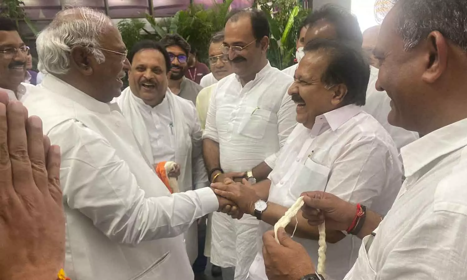 ഖാർഗേക്കായി പ്രചാരണം നടത്താൻ രമേശ് ചെന്നിത്തല ഗുജറാത്തിൽ ഖാർഗേക്കായി പ്രചാരണം നടത്താൻ രമേശ് ചെന്നിത്തല ഗുജറാത്തിൽ