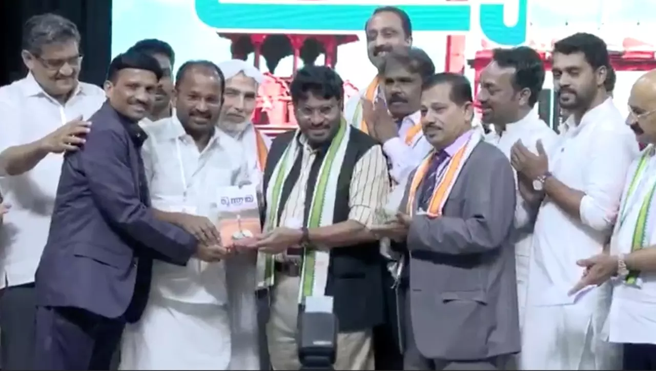 മുന്തയ നോവൽ പ്രകാശനം അബൂദബിയിൽ സമദാനി നിർവഹിച്ചു