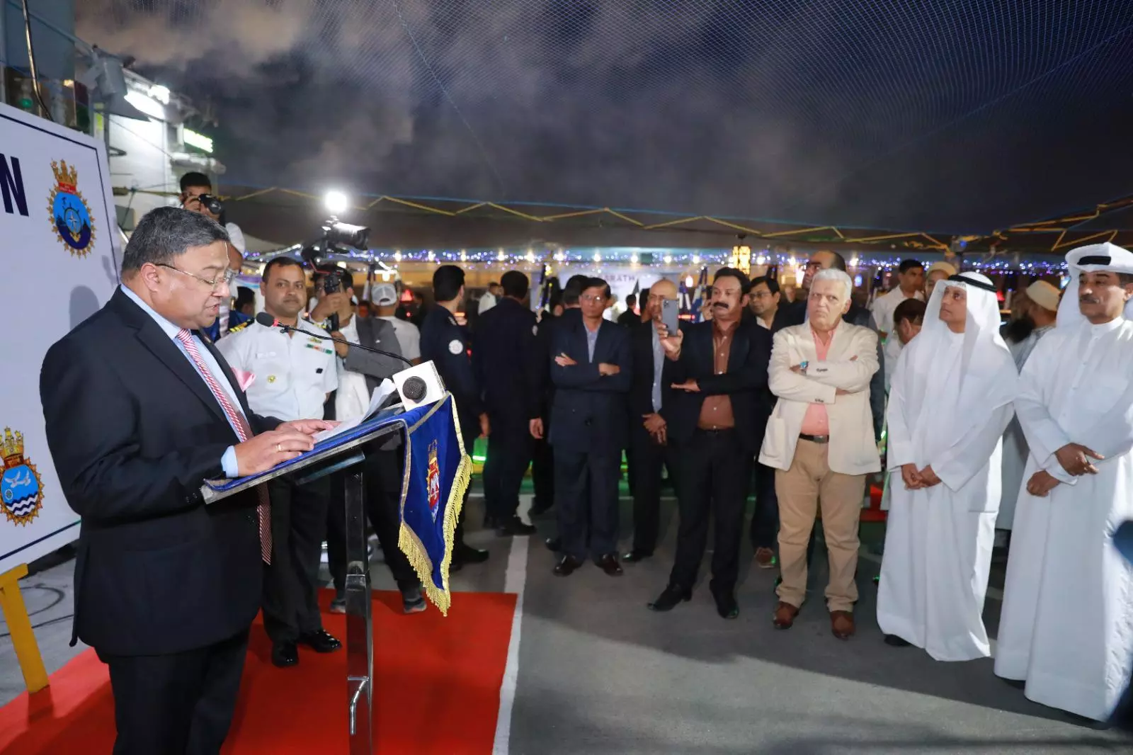 നാവികസേനാ കപ്പലില് വിരുന്ന് സംഘടിപ്പിച്ചു നാവികസേനാ കപ്പലില് വിരുന്ന് സംഘടിപ്പിച്ചു