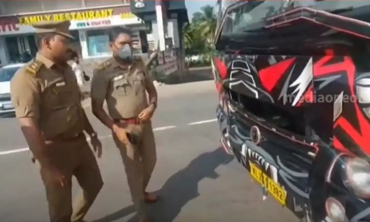 നിയമ വിരുദ്ധ ലൈറ്റുകളും, മ്യൂസിക് സംവിധാനവും; റാന്നിയിൽ നിന്ന് വിദ്യാർത്ഥികളുമായി പോയ ടൂറിസ്റ്റ് ബസ് പിടികൂടി നിയമ വിരുദ്ധ ലൈറ്റുകളും, മ്യൂസിക് സംവിധാനവും; റാന്നിയിൽ നിന്ന് വിദ്യാർത്ഥികളുമായി പോയ ടൂറിസ്റ്റ് ബസ് പിടികൂടി