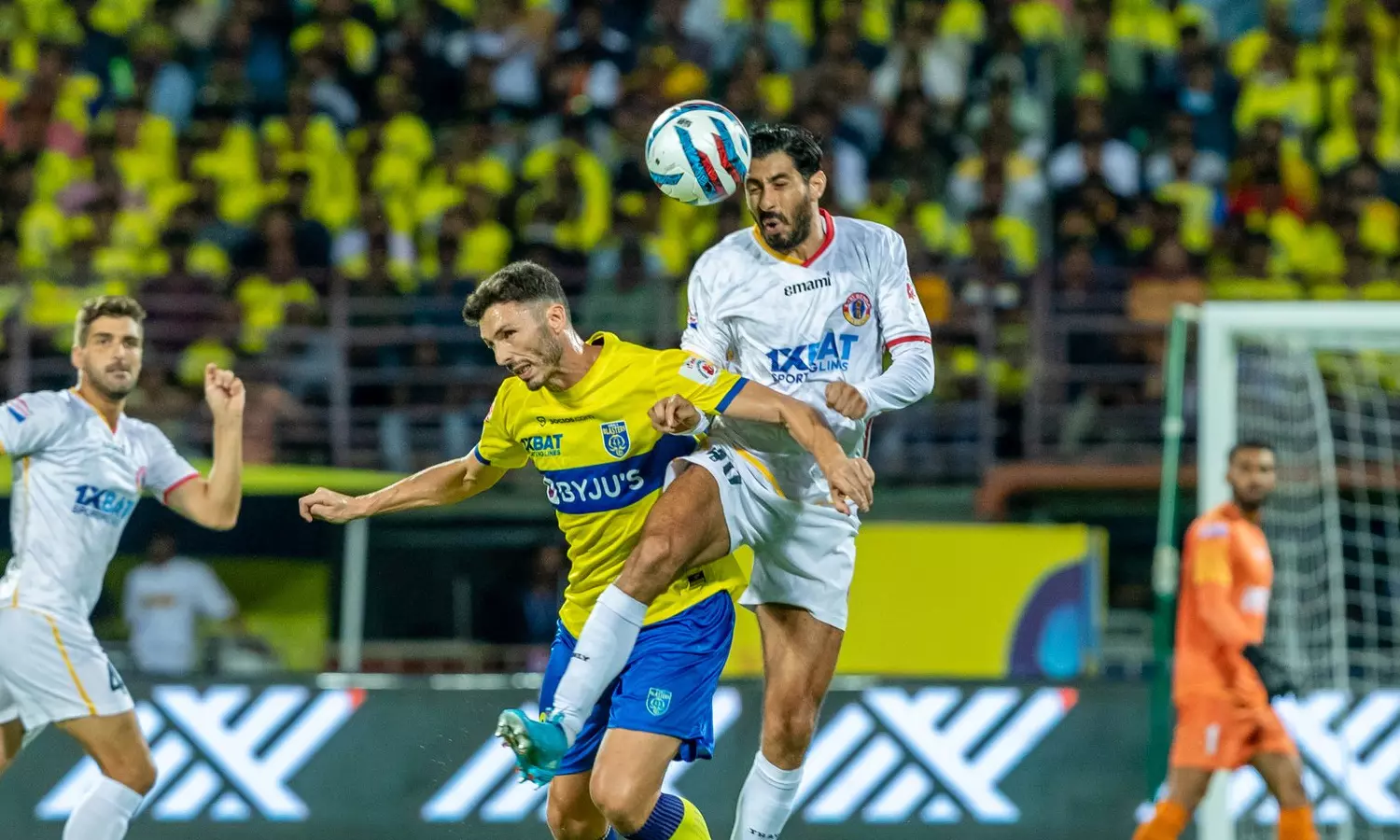 അവസരങ്ങൾ തുലച്ച് ബ്ലാസ്റ്റേഴ്സ്; ആദ്യപകുതി സമനിലയിൽ അവസരങ്ങൾ തുലച്ച് ബ്ലാസ്റ്റേഴ്സ്; ആദ്യപകുതി സമനിലയിൽ