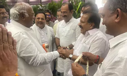 ഖാർഗേക്കായി പ്രചാരണം നടത്താൻ രമേശ് ചെന്നിത്തല ഗുജറാത്തിൽ ഖാർഗേക്കായി പ്രചാരണം നടത്താൻ രമേശ് ചെന്നിത്തല ഗുജറാത്തിൽ