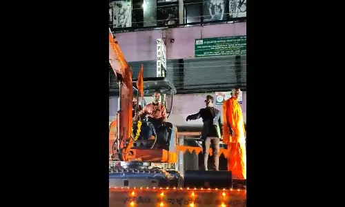 യോഗിയും ജെ.സി.ബിയും; ദസറ റാലിയിലെ നിശ്ചലദൃശ്യം വിവാദത്തിൽ