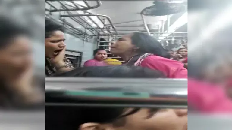 സീറ്റിനെച്ചൊല്ലി തര്‍ക്കം; ലേഡീസ് കമ്പാര്‍ട്ട്മെന്‍റില്‍ സ്ത്രീകള്‍ തമ്മില്‍ കൂട്ടത്തല്ല്, ഇടപെട്ട വനിതാ പൊലീസിന് പരിക്ക്: വീഡിയോ