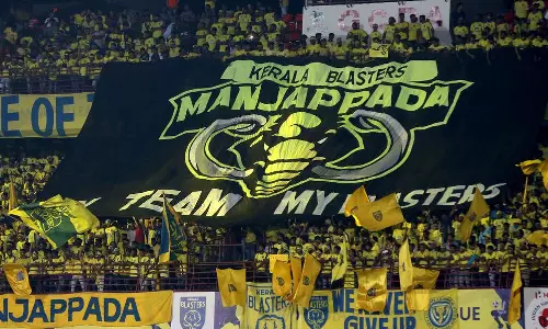 ആവേശം വാനോളം; കൊച്ചിയെ മഞ്ഞക്കടലാക്കി ആരാധകർ ആവേശം വാനോളം; കൊച്ചിയെ മഞ്ഞക്കടലാക്കി ആരാധകർ