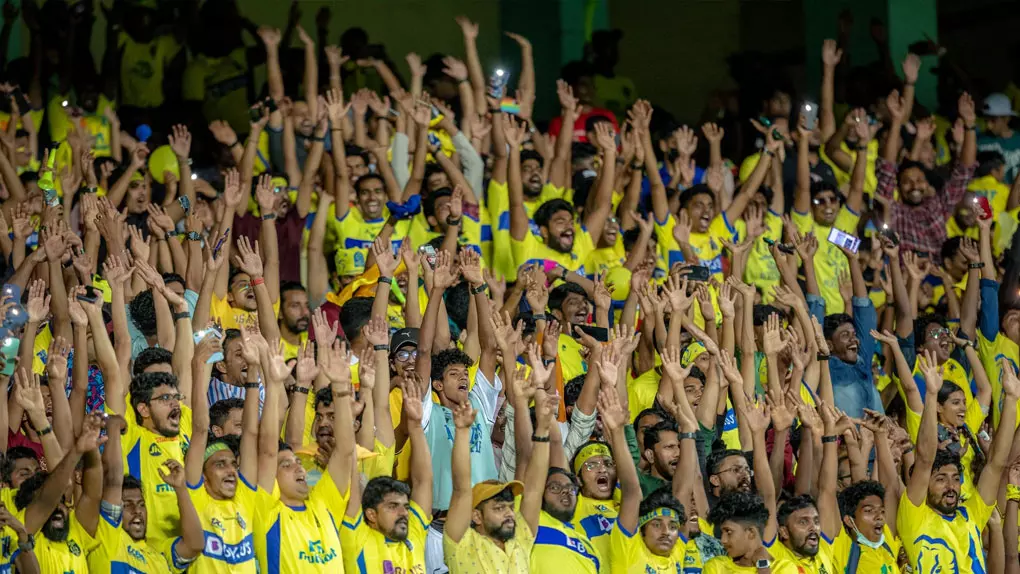 കളി കാണാനെത്തിയ ആരാധകര് കളി കാണാനെത്തിയ ആരാധകര്