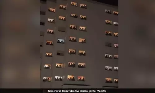 അയല് ബ്ലോക്കിലെ പെണ്കുട്ടികളെ കൂകി വിളിച്ചും അസഭ്യം പറഞ്ഞും നൂറുകണക്കിന് വിദ്യാര്ഥികള്; ഞെട്ടിച്ച് വീഡിയോ അയല് ബ്ലോക്കിലെ പെണ്കുട്ടികളെ കൂകി വിളിച്ചും അസഭ്യം പറഞ്ഞും നൂറുകണക്കിന് വിദ്യാര്ഥികള്; ഞെട്ടിച്ച് വീഡിയോ