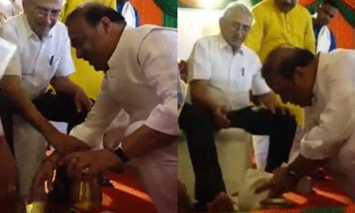 മുതിർന്ന ബിജെപി നേതാക്കളുടെ കാൽ കഴുകി തുടച്ച് അസം മുഖ്യമന്ത്രി മുതിർന്ന ബിജെപി നേതാക്കളുടെ കാൽ കഴുകി തുടച്ച് അസം മുഖ്യമന്ത്രി