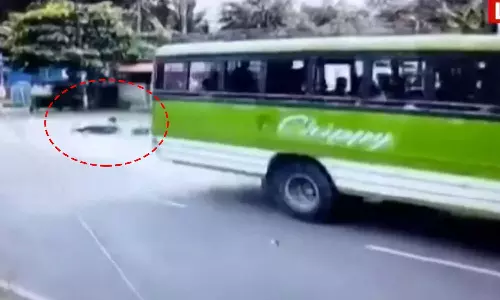 കോട്ടയത്ത് വിദ്യാർഥി ബസിൽ നിന്ന് തെറിച്ചു വീണ സംഭവം: ബസ് പൊലീസ് പിടിച്ചെടുത്തു