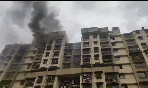 മുംബൈയിൽ പാർപ്പിട സമുച്ചയത്തിൽ തീപ്പിടിത്തം മുംബൈയിൽ പാർപ്പിട സമുച്ചയത്തിൽ തീപ്പിടിത്തം