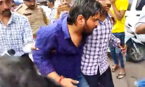 ഹിന്ദുവിരുദ്ധനെന്ന്; ഗുജറാത്തിൽ കെജ്രിവാളിന്റെ റാലിക്കിടെ ബി.ജെ.പി പ്രതിഷേധം; ആംആദ്മി പ്രവർത്തകർക്ക് നേരെ ആക്രമണം ഹിന്ദുവിരുദ്ധനെന്ന്; ഗുജറാത്തിൽ കെജ്രിവാളിന്റെ റാലിക്കിടെ ബി.ജെ.പി പ്രതിഷേധം; ആംആദ്മി പ്രവർത്തകർക്ക് നേരെ ആക്രമണം