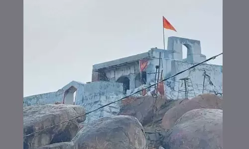 തെലങ്കാനയിൽ ദസറ ആഘോഷങ്ങൾക്കിടെ പള്ളിയിൽ കാവിക്കൊടി നാട്ടി; പ്രതിഷേധം