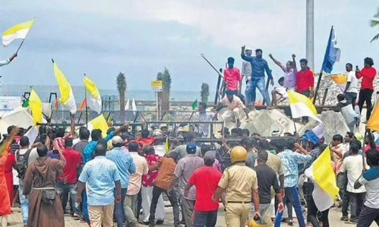 നഷ്ടം ലത്തീൻ അതിരൂപതയിൽ നിന്ന് ഈടാക്കണം; വിഴിഞ്ഞം സമരത്തിൽ സർക്കാറിനെ പിന്തുണച്ച് നിർമാണ കമ്പനി