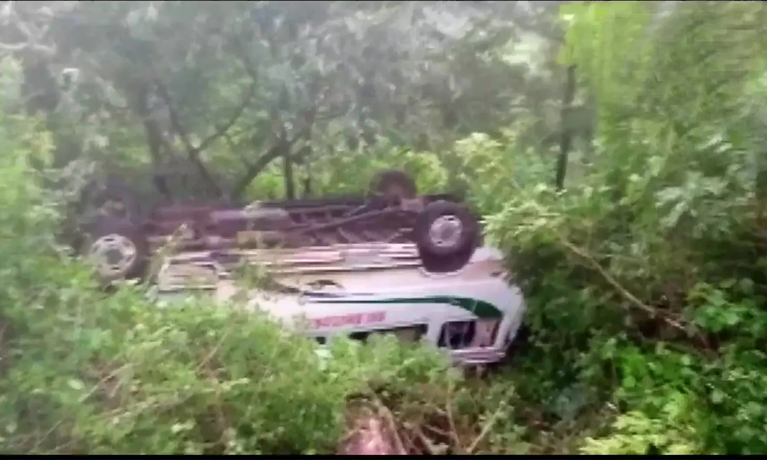 ആന്ധ്രയിൽ ടൂറിസ്റ്റ് ബസ് താഴ്ചയിലേക്ക് മറിഞ്ഞ് 10 മരണം