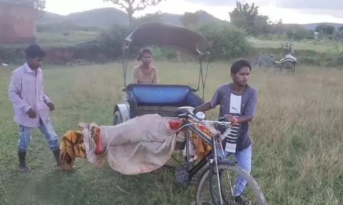 ആംബുലൻ‍സ് കിട്ടിയില്ല; അമ്മയുടെ മൃതദേഹം റിക്ഷയിൽ കൊണ്ടുപോയി യുവാവ്