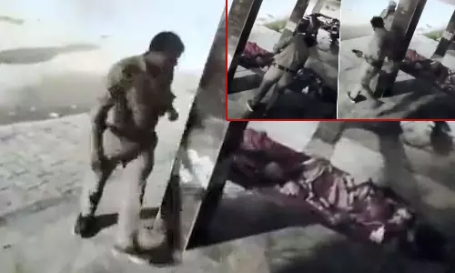 കടത്തിണ്ണയിൽ ഉറങ്ങിയ ആളുടെ മൊബൈൽ ഫോൺ മോഷ്ടിച്ച് യു.പി പൊലീസ്; കാക്കിയിട്ട കള്ളനെ കുടുക്കിയത് സി.സി.ടി.വി കടത്തിണ്ണയിൽ ഉറങ്ങിയ ആളുടെ മൊബൈൽ ഫോൺ മോഷ്ടിച്ച് യു.പി പൊലീസ്; കാക്കിയിട്ട കള്ളനെ കുടുക്കിയത് സി.സി.ടി.വി