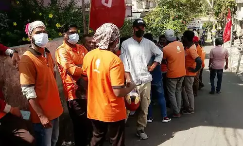 വേതനം വർധിപ്പിക്കണം; തിരുവനന്തപുരത്ത് സ്വിഗ്ഗി ഡെലിവറി തൊഴിലാളികളുടെ പണിമുടക്ക് വേതനം വർധിപ്പിക്കണം; തിരുവനന്തപുരത്ത് സ്വിഗ്ഗി ഡെലിവറി തൊഴിലാളികളുടെ പണിമുടക്ക്