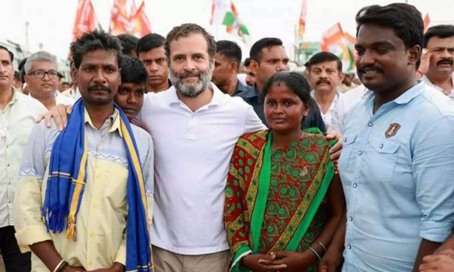 വിഗ്രഹം അശുദ്ധമാക്കിയെന്ന് ആരോപിച്ച് 60,000 രൂപ പിഴ ചുമത്തപ്പെട്ട ദലിത് കുടുംബത്തെ സന്ദർശിച്ച് രാഹുൽ ഗാന്ധി വിഗ്രഹം അശുദ്ധമാക്കിയെന്ന് ആരോപിച്ച് 60,000 രൂപ പിഴ ചുമത്തപ്പെട്ട ദലിത് കുടുംബത്തെ സന്ദർശിച്ച് രാഹുൽ ഗാന്ധി